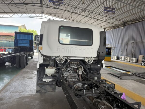 Unregistered Isuzu FRR90 Sleeping Cabin Chassis and Cab - Image 6
