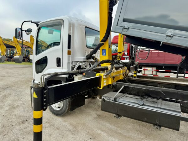 Unregistered Isuzu FRR90 15ft Steel Tipper with 4 Ton New XCMG Knuckle Boom Crane - Image 8