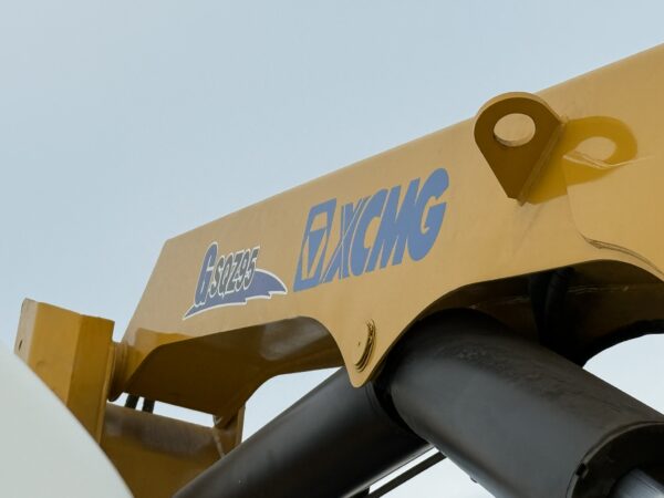 Unregistered Isuzu FRR90 15ft Steel Tipper with 4 Ton New XCMG Knuckle Boom Crane - Image 6