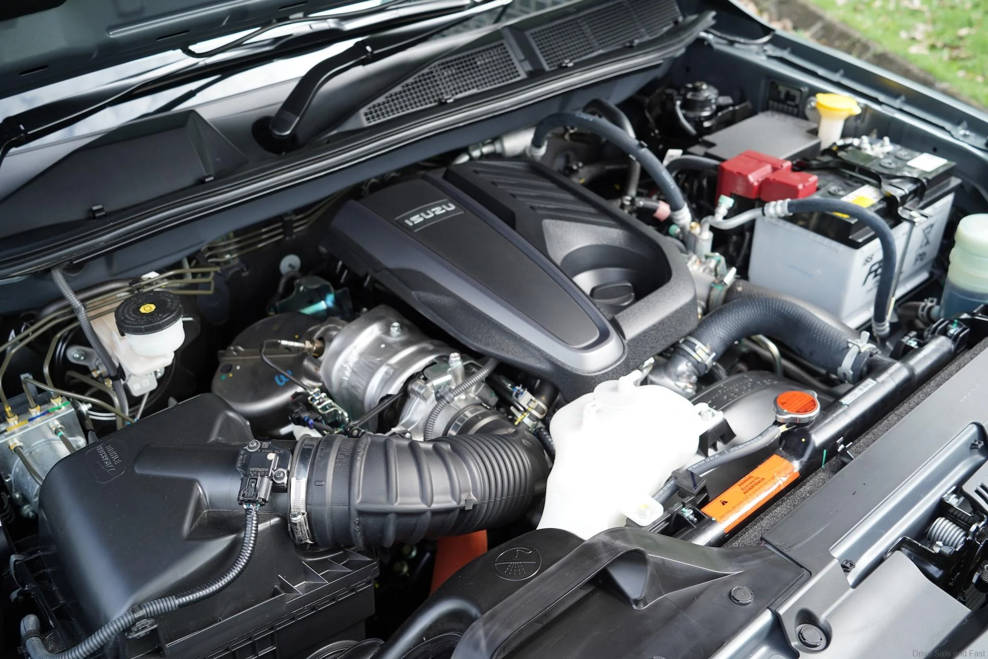 2026 Isuzu D-Max Premium 2.2 turbodiesel engine bay