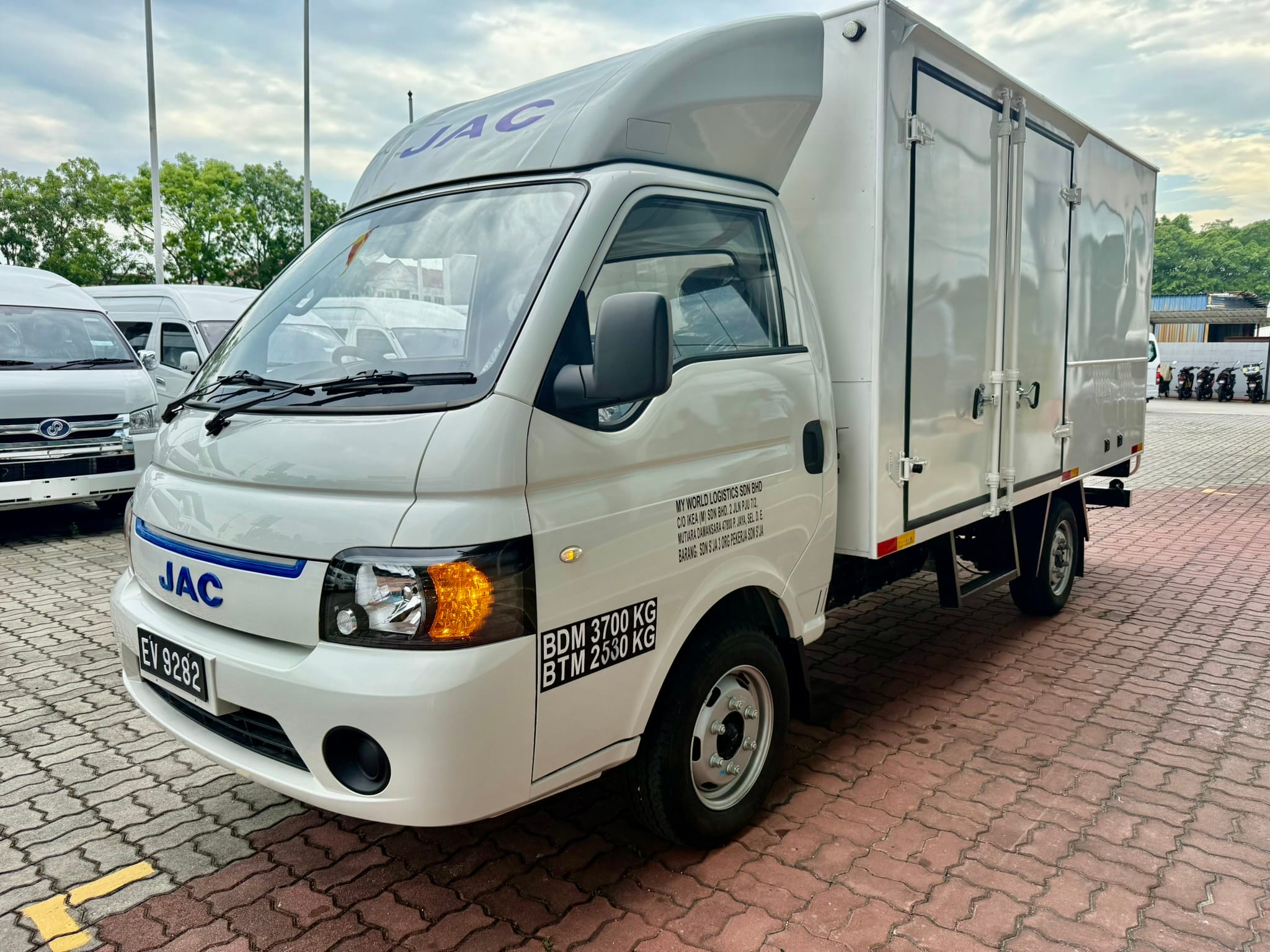 JAC i40 EV electric box truck for urban delivery work.
